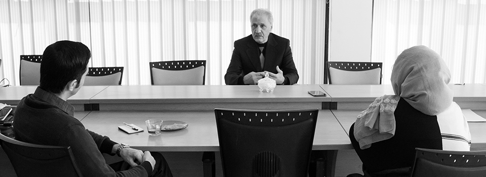 آدم همان جایی که هست به روشـنایی می‌رسد